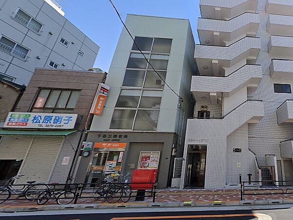 郵便窓口・貯金窓口・保険窓口・ATMがあります。