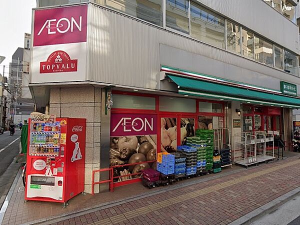 区立平成小学校の目の前にあります。小さめの店舗ですが、日常生活に必要な物はほぼ揃っています。