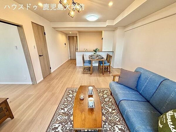 16.8帖　リビングお料理をしながら、リビングにいる家族の様子を見守れるので 小さなお子様がいるご家庭も安心です。