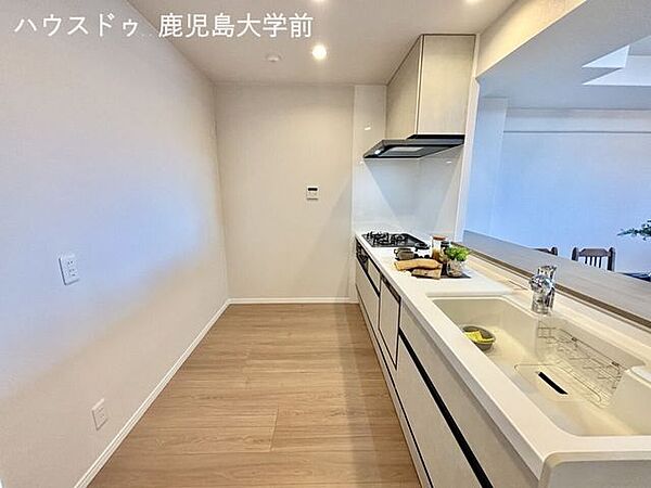 キッチン視界が開けた対面式キッチンからは、リビング全体が見渡せます。作業スペースは 2人で立っても余裕のある広さです。