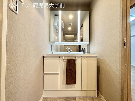 スマートに収納できる3面鏡洗面台