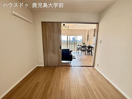 リビングと繋げて使える開放感たっぷりの洋室