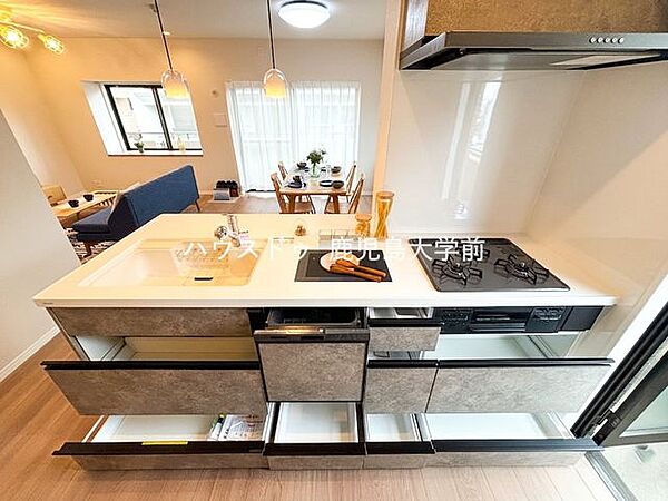 たっぷりの収納と便利な食洗器が設置されております！天板は熱や傷にも強い人工大理石仕様で、毎日のお手入れが簡単です☆キッチンの反対側にもたくさんの収納がありますよ♪