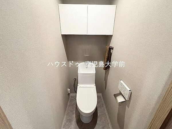 ウォシュレット付きで、収納棚もあります♪