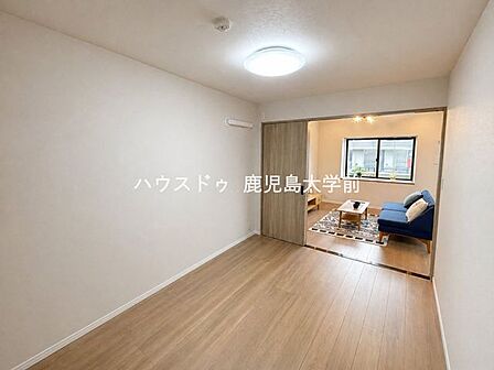 【5.6帖洋室】リビングとの扉を開けることで広々空間になります!クローゼットのついたお部屋です♪