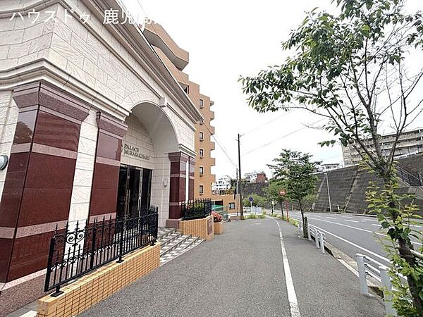 ゆとりある前面道路！歩道も広く、小さなお子様やご年配の方でも安心です♪