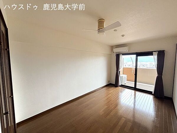 【洋室7.3帖】空調効率◎。お洒落なシーリングファンのあるお部屋です☆