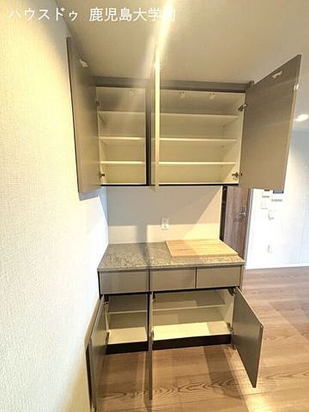 食器や調理器具をすっきり美しく片付ける、天井高を活かした上下段収納♪