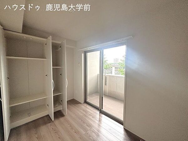 【洋室4.8帖】可動式クローゼット完備☆