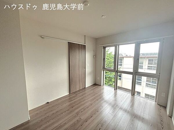 【洋室6.1帖】大きな窓から心地よい光が差し込む、明るく開放的☆