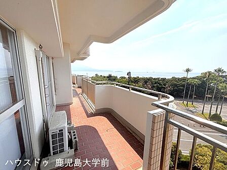 タイル敷きの奥行きあるバルコニー。海と緑を身近に感じながらリフレッシュできる空間。