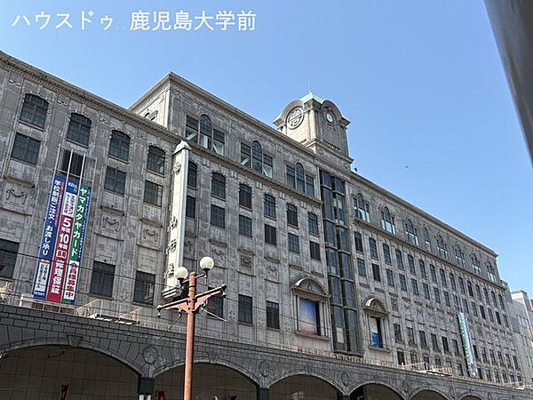 山形屋営業時間：10:00～19:00鹿児島市に本社を置く日本の百貨店。お土産や鹿児島の風土が育んだ味と工芸品など郷土の特産品などが豊富な老舗デパート。 750m