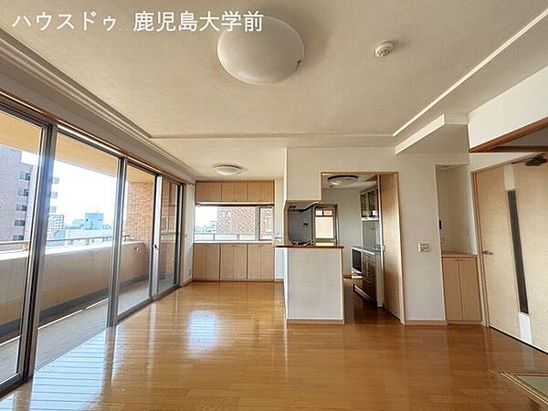17帖リビング　角部屋で窓が多いので明るさがあります