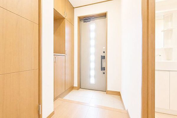 ◆玄関収納◆シューズボックス◆ダブルロックキー◆モニタ付インターホン※AI加工画像につき現況と異なる