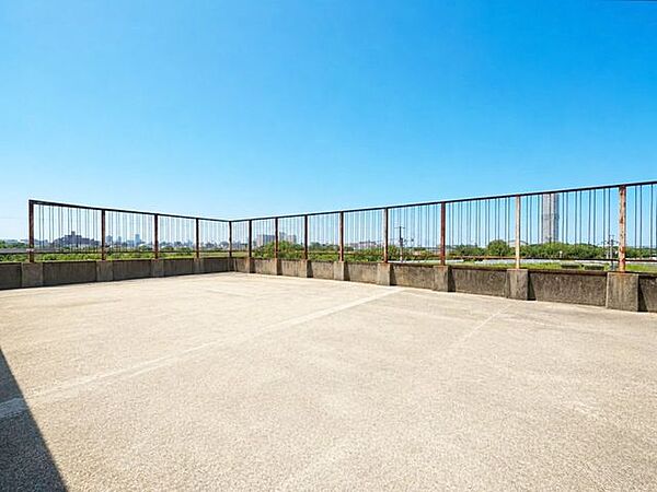 ◆広々ルーフバルコニーあり♪◆大人数でBBQも楽しめます♪※AI加工画像につき、現況と異なります。
