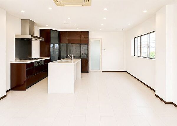 ◇専有面積32m2の広々LDK◇クロス、フローリング張替え◇建具交換、照明新設