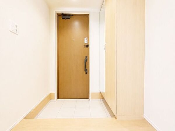 ◆ダブルロックキー◆モニタ付インターホン◆玄関収納◆シューズボックス※AI加工画像につき現況と異なる