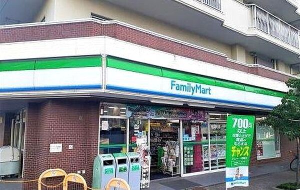 ファミリーマートみのてつ彩紅橋店 徒歩5分。 400m