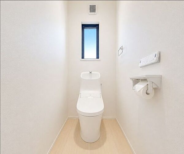 ◆トイレ窓有◆温水洗浄便座◆高機能節水型トイレ※AI加工画像につき、現況と異なります。
