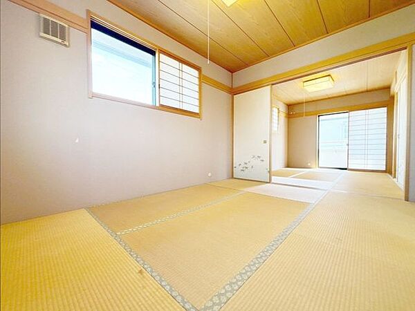 ◆2面採光で明るい和室♪◆襖を開ければ約12帖の和室になります♪