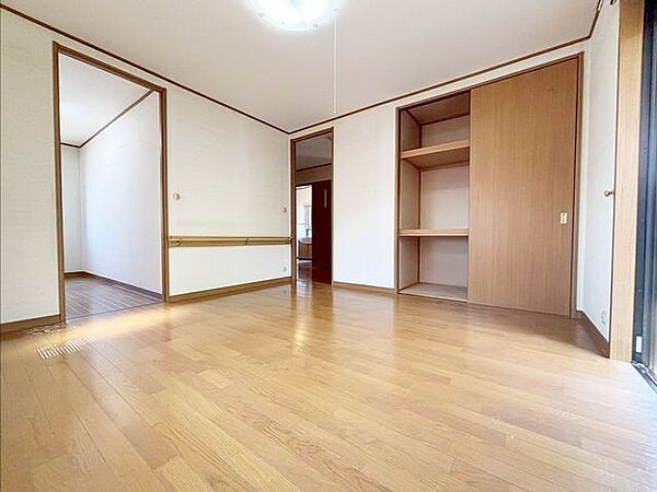 ◆2面採光で明るい室内♪◆収納付きの為、収納家具いらずのお部屋です♪