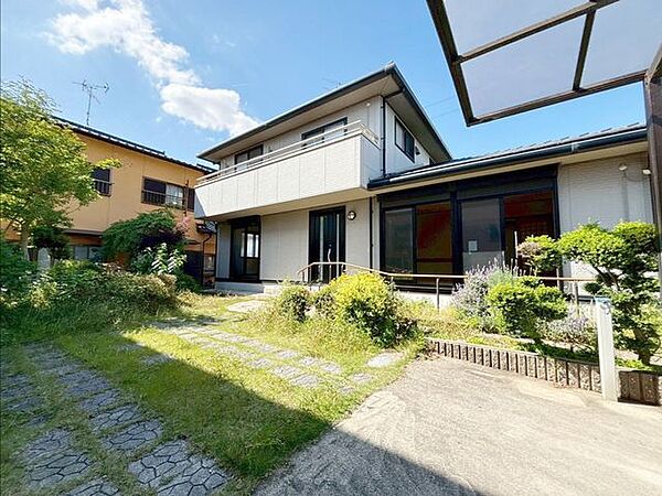 ◆玄関前に緑豊かな庭付き♪◆BBQやガーデニングにも最適です♪