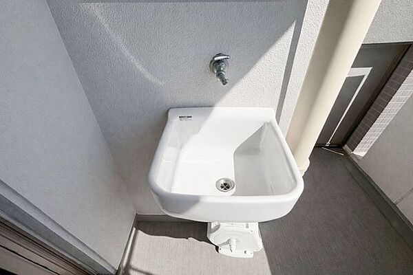 ◆バルコニーには便利なスロップシンク付き♪※AI加工につき現況と異なります