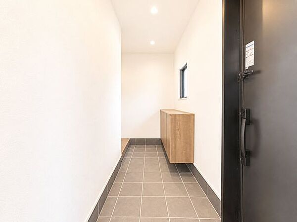 ◆窓付きの明るい広々玄関♪◆シューズインクローゼット付♪※AI加工画像につき、現況と異なります。
