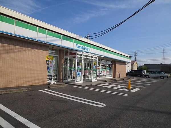 ファミリーマート一宮森本店 徒歩7分。 560m