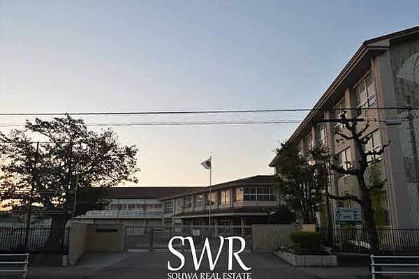 一宮市立宮西小学校 徒歩1分。 80m