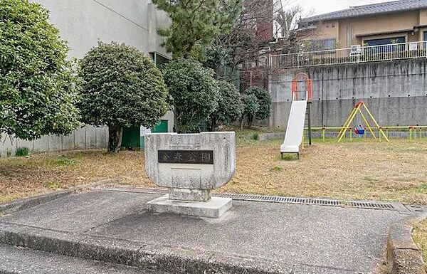 金森公園 徒歩3分。 240m
