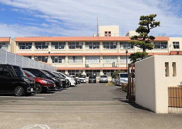 小牧市立味岡小学校 徒歩15分。 1200m
