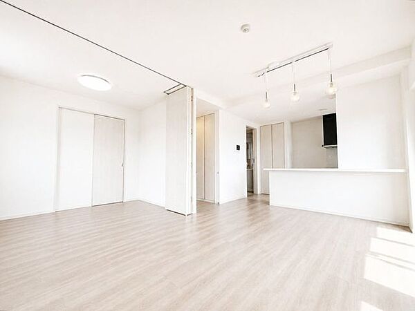 ◆仕切りを開ければ20帖超えの広々リビング♪※AI加工画像につき、現況と異なります。