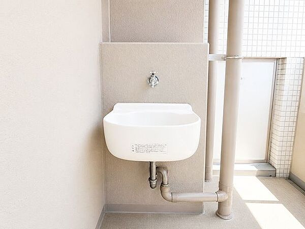 ◆バルコニーにスロップシンク付き♪※AI加工画像につき、現況と異なります。