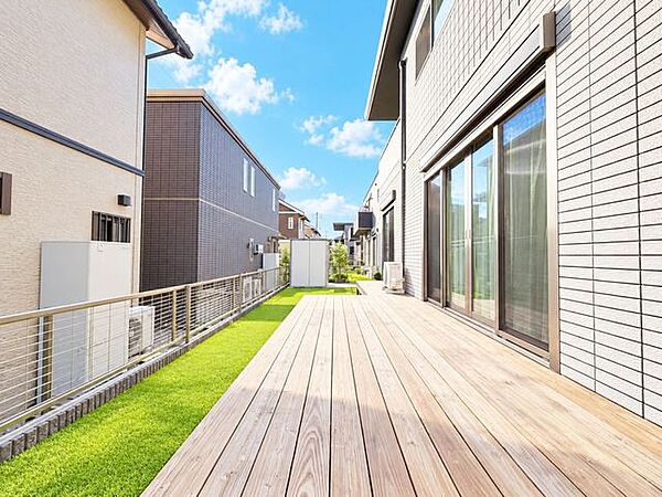 ◆ウッドデッキ◆10坪以上の庭付※AI加工画像。現況と異なり、傷・破れ・シミ等があります。