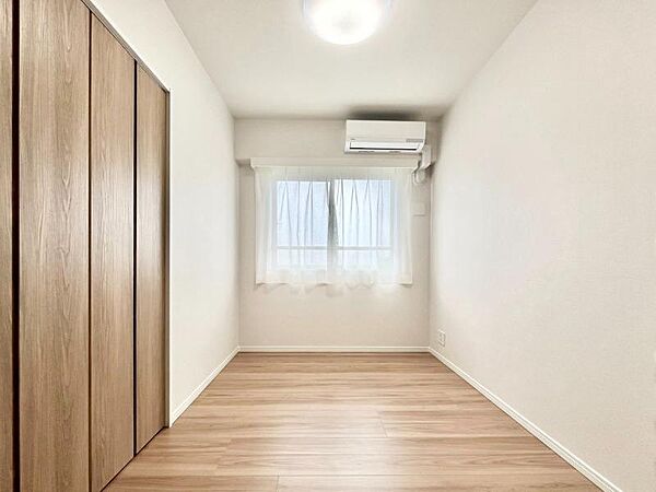 洋室（約5.0帖）クローゼットの付いたお部屋です。