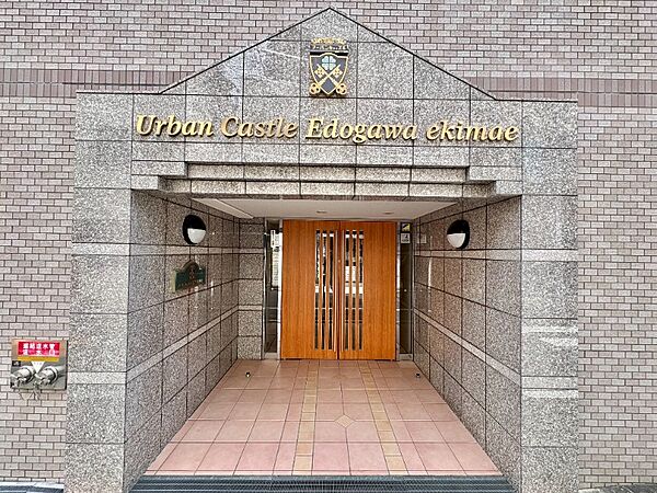 鉄筋コンクリート造陸屋根7階建の堅牢なマンション。江戸川駅徒歩1分という利便性を誇りながら、落ち着きのある佇まいが住まう方の誇りを満たします。