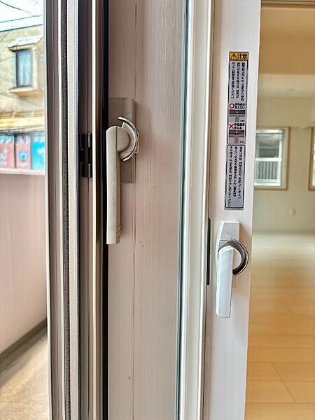 二重サッシを採用した洋室は、駅徒歩1分とは思えないほどの静けさを実現しています。外の喧騒を忘れて、心からリラックスできるプライベートな時間をお過ごしください