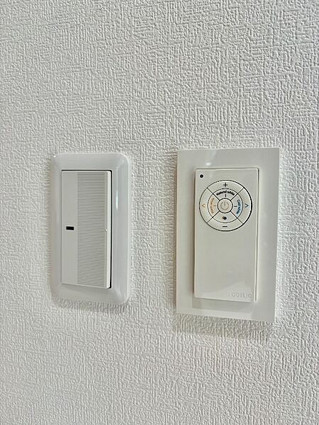 照明の明暗を調節できるため、朝の支度から就寝前のひとときまで、その時々のシーンに最適な明るさを選べます。手元で簡単に操作できるため、ベッドから立ち上がることなく照明を調整でき、忙しい毎日をサポートしま