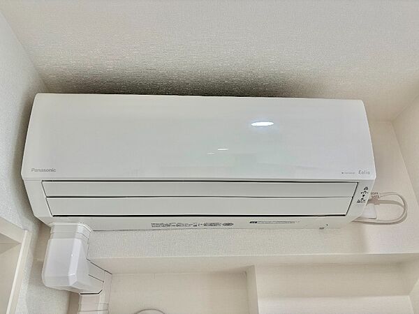 高性能なエアコンにより、効率よくお部屋の温度を調整します。二重サッシによる静穏性と相まって、お好みの温度で静かな時間をゆったりとお楽しみいただけます。