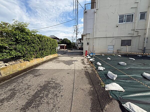 接道道路　(セットバック：有　約5？)