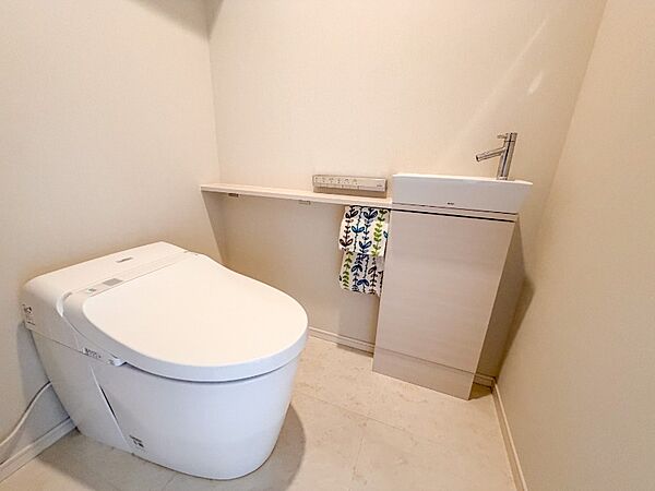 清潔感と機能性を兼ね備えた、快適なトイレ空間です