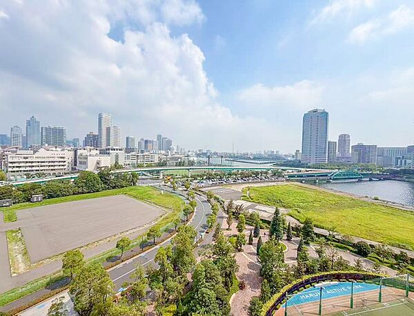周囲の視線が気になりにくく、開けた空と穏やかな街並みをバランスよく楽しめる眺望。