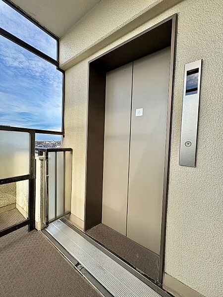 重い荷物や買い物帰りも安心。エレベーター完備で日々の移動を快適に。