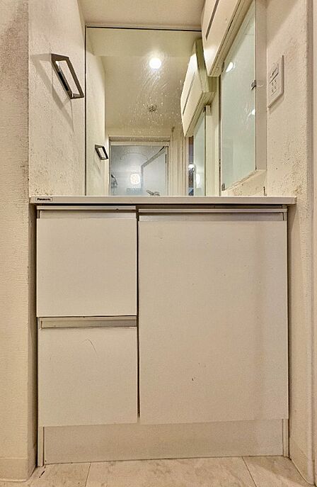 快適な洗面台!各室採光の明るい角部屋3LDKです。