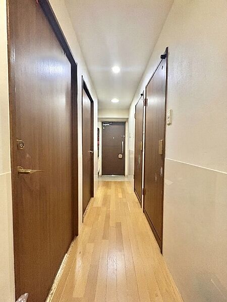 【5階角部屋】サンライフ一之江の3DKです。　すっきり片付く玄関となっております。CG加工を加えている為、実際と画像が異なります。