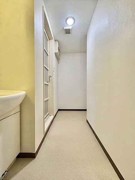 日当たり抜群の角部屋。サンライフ一之江の朝支度しやすい洗面台です。CG加工を加えている為、実際と画像が異なります。