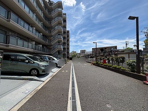 緑豊かな並木道に面した明るい佇まい。上品なタイル貼りの外観が訪れる人を優しく迎えます