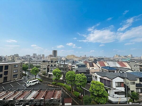 開放感あふれるバルコニーからは東京スカイツリーが一望でき、贅沢な景色を満喫できます