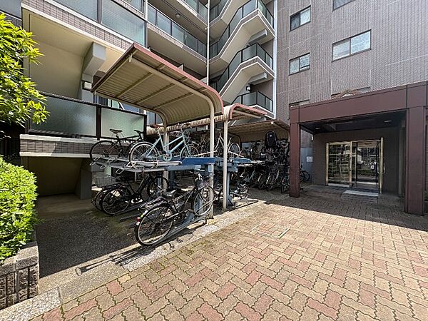 整然と自転車が並べられた使い勝手の良いスペース。敷地内に設けられており日々の出し入れもスムーズです